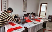 师生携手写春联，翰墨飘香送祝福