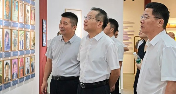 一“甪”播报|情系教育，温暖师心 —— 区领导莅临我校开展教师节走访慰问