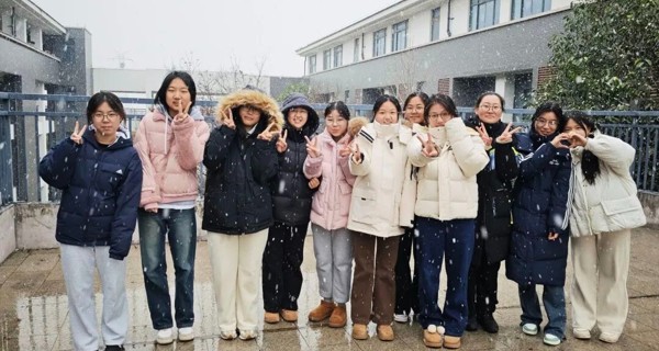 一“甪”播报||初雪落甪中，书香伴成长。